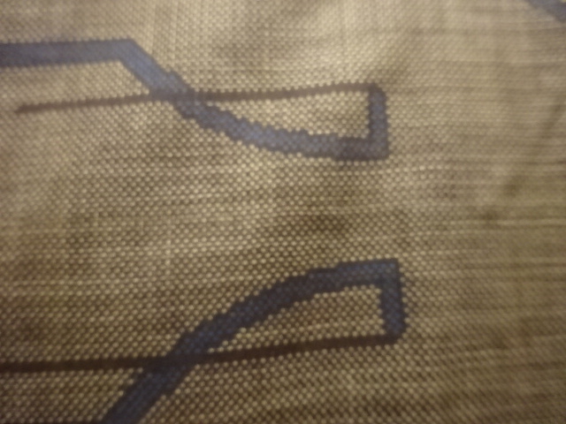 アンティーク　抽象模様織出し本場泥大島紬着物（5マルキ）